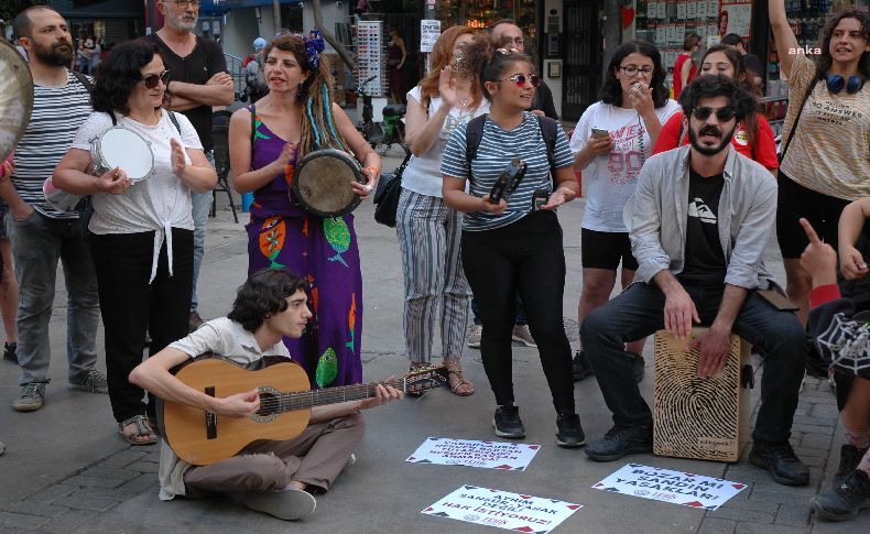 İzmir'de müzik yasağına karşı müzikli protesto