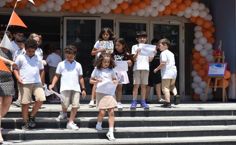 İzmir'de öğrenciler karnelerini aldı