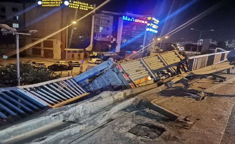 İzmir'de feci kaza: Karşı şeride geçen kamyon ortalığı savaş alanına çevirdi