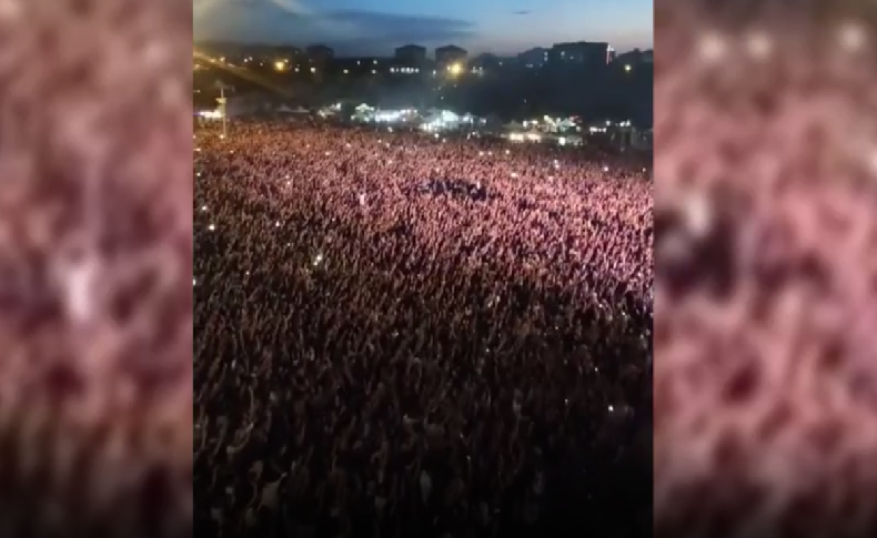 Kayseri'de binlerce öğrenci İzmir Marşı'nı söyledi