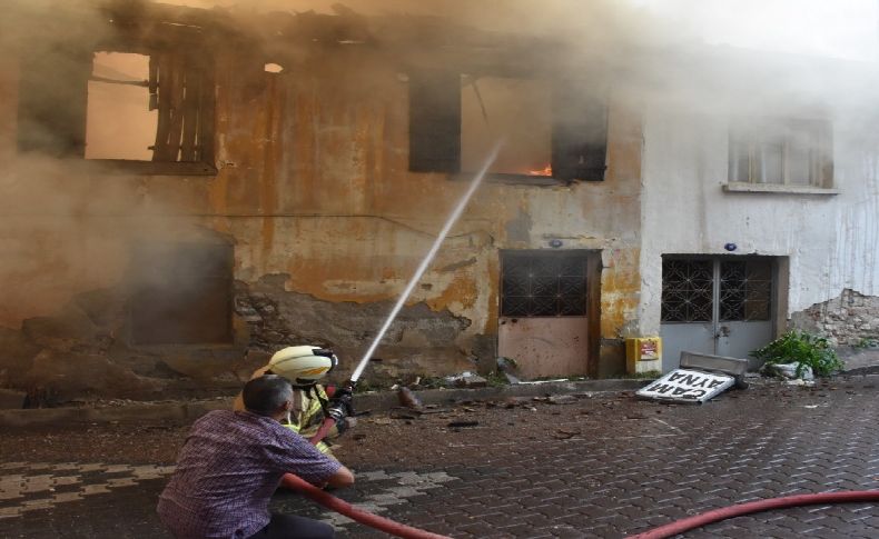 Korku dolu anlar: Metruk evde çıkan yangın yan binaya sıçradı