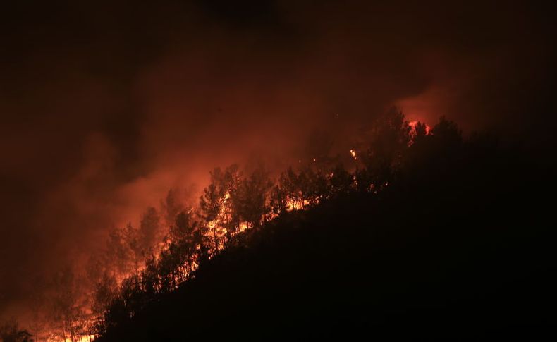 Marmaris'te yangın söndürme çalışmaları sürüyor