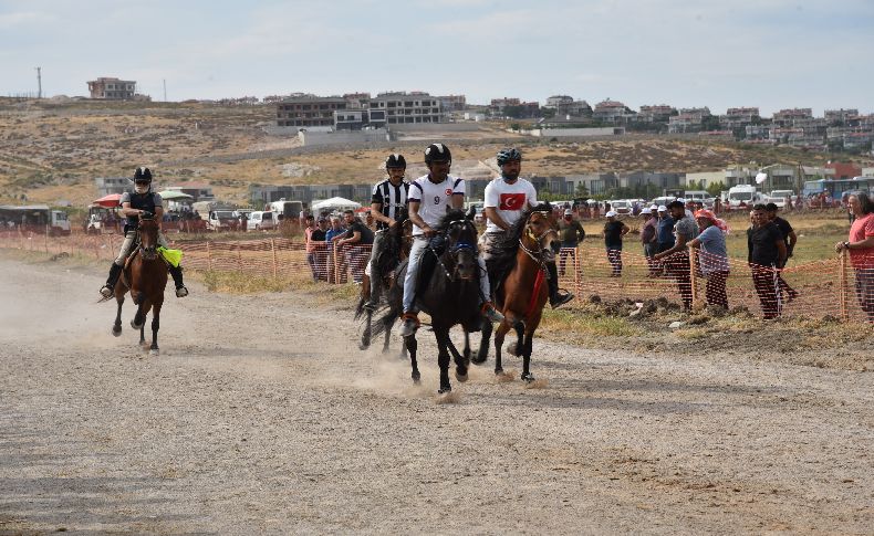 Menemen'de Rahvan At Yarışları nefes kesti