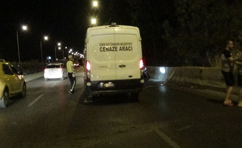 Refüje çarpıp metrelerce sürüklenen motosiklet sürücüsü olay yerinde can verdi