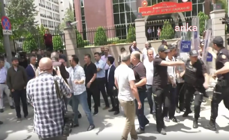 TÜİK önünde basın açıklamasına polis müdahalesi! Sendika başkanı gözaltına alındı