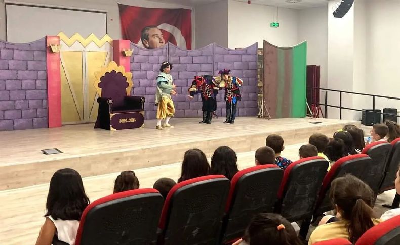 Uygur Çocuk Tiyatrosu Kınık’ta sahne aldı