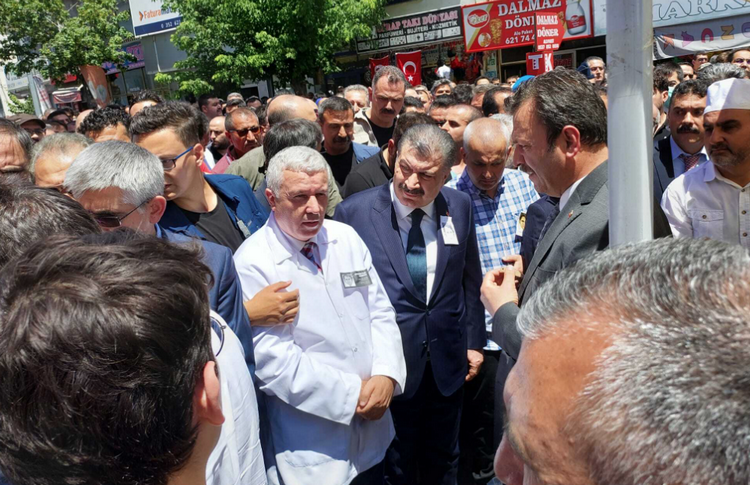 Bakan Koca öldürülen doktorun cenaze töreninde protesto edildi