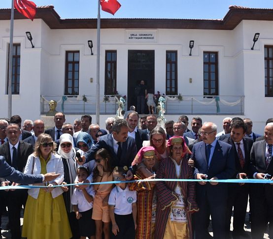 Bakan Özer İzmir'de köy yaşam merkezi açtı