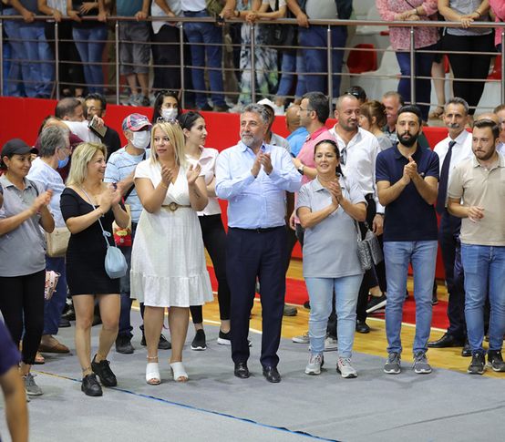 Bayraklı'da bayramlaşma heyecanı: Başkan Sandal'dan maaş ve ikramiye müjdesi