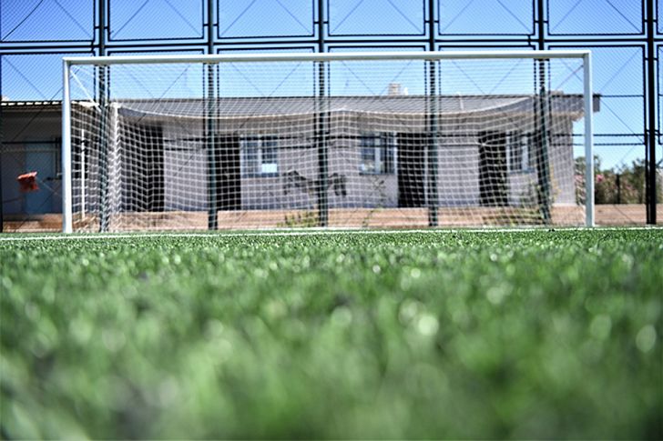 Bornova’da futbol sahaları yenileniyor