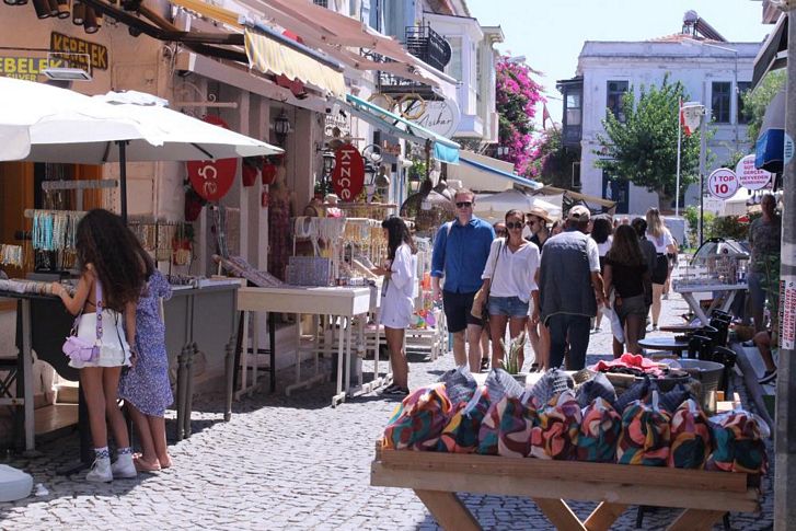 Çeşme’ye tatilci akını başladı