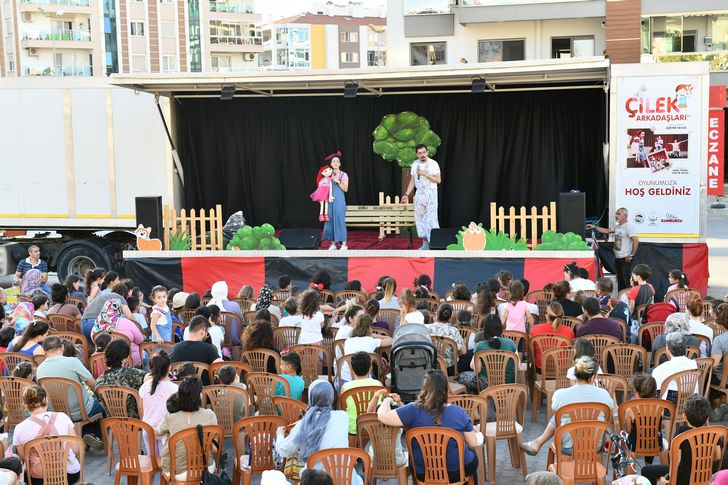 Çiğli Belediyesi tiyatro tırı mahalle turuna çıktı!