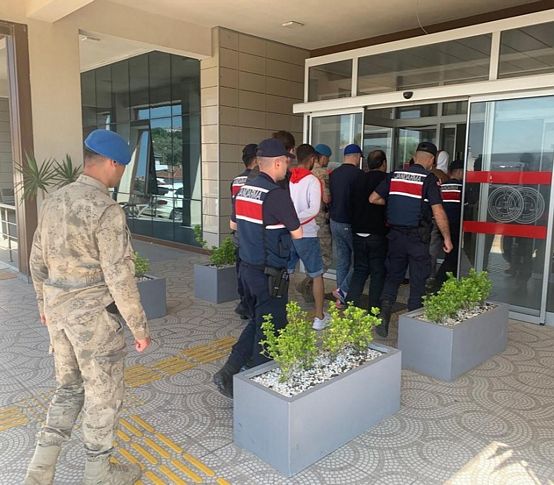 İzmir'de haklarında yakalama kararı olan 17 suçluya operasyon