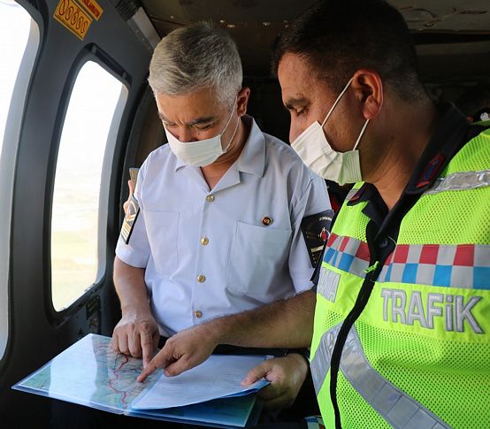 İzmir'de jandarmadan helikopterle trafik denetimi