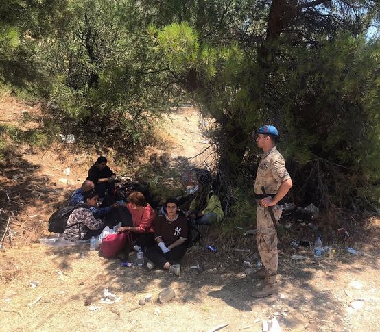 İzmir'de kaçak göçmen operasyonu: 143 göçmen yakalandı
