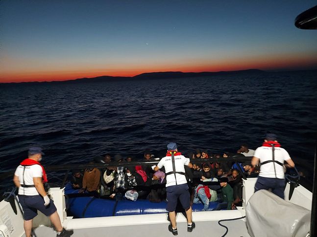 İzmir açıklarında 132 göçmen kurtarıldı, 89 göçmen yakalandı