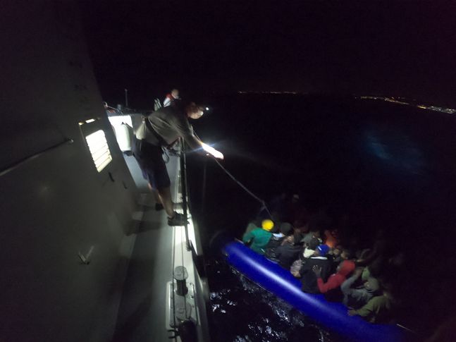 İzmir açıklarında 44 göçmen kurtarıldı, 67 göçmen yakalandı