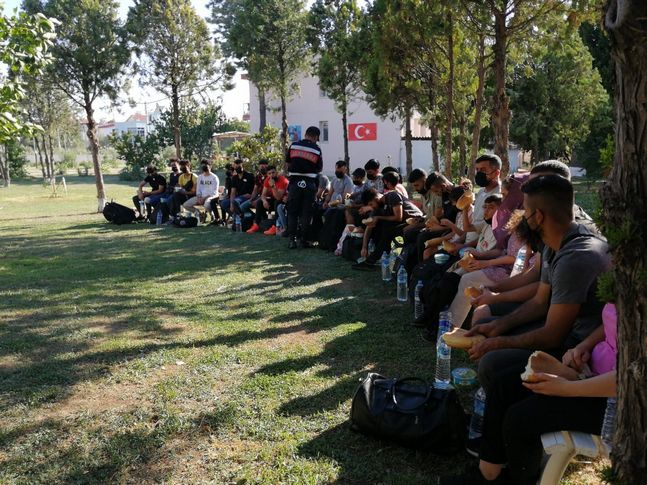 İzmir'de 278 düzensiz göçmen ve 4 organizatör yakalandı
