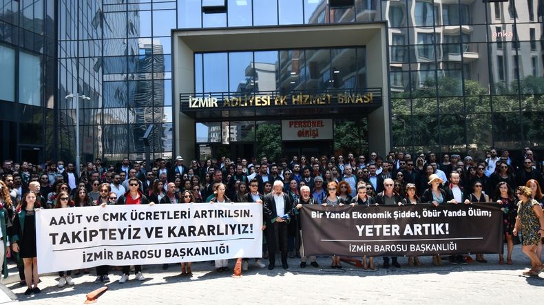 İzmir'de avukatlardan hayat pahalılığı ve şiddet protestosu