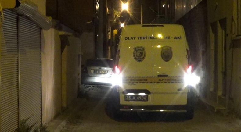 İzmir'de bir kişinin evde ölü bulunmasıyla ilgili 2 kişi gözaltına alındı