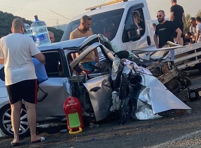 İzmir'de iki aracın çarpıştığı feci kazada ölenlerin sayısı 2'ye yükseldi