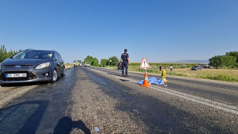 İzmir'de korkunç kaza! Araç yayalara çarptı: 1'i çocuk 2 ölü