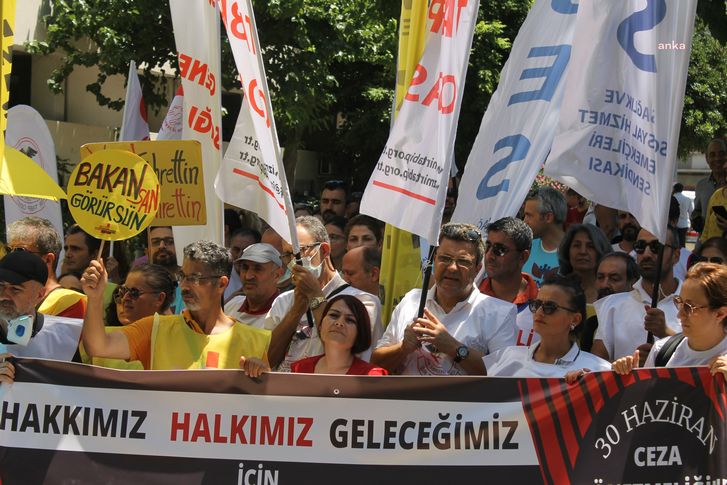 İzmir'de sağlıkçılardan Bakan Koca'ya bol sıfırlı karne ve 200 ceza puanı