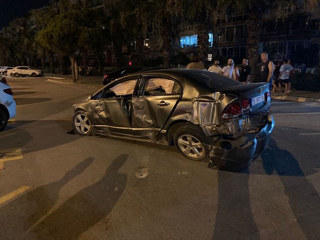 İzmir’de hızını alamayan araç takla attı: 2 yaralı