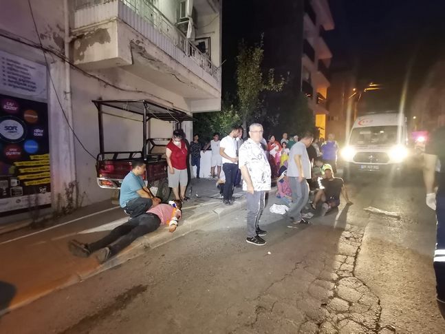 İzmir’de ortalığı savaş alanına çeviren kaza: 12 yaralı