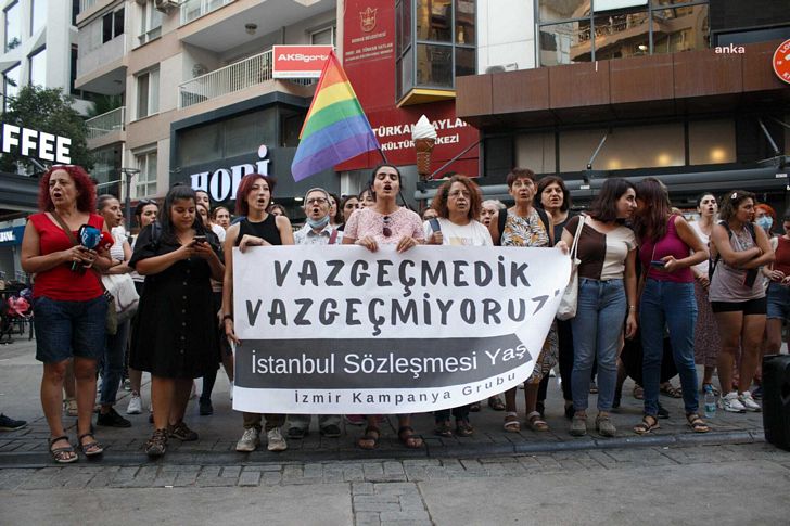 İzmirli kadınlardan çifte eylemle Danıştay'a İstanbul Sözleşmesi tepkisi
