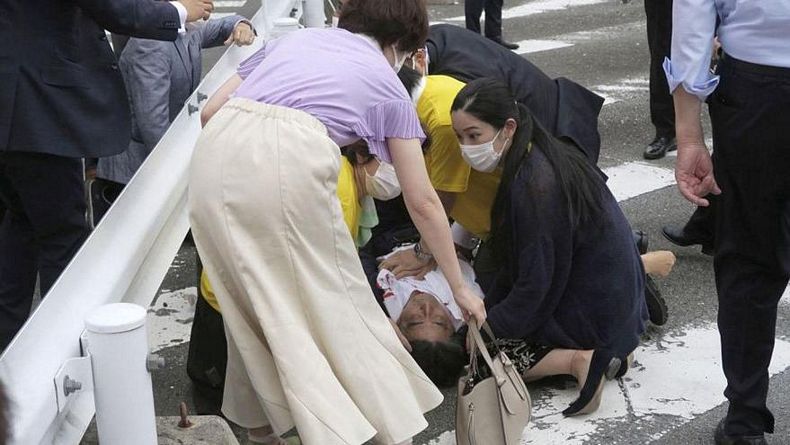 Silahlı saldırıya uğrayan Japonya eski Başbakanı hayatını kaybetti