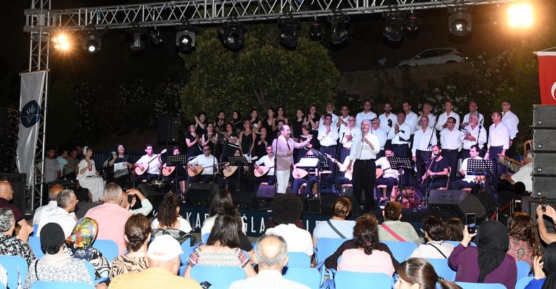 Karabağlar Belediyesi THM Korosu'ndan yaz konseri