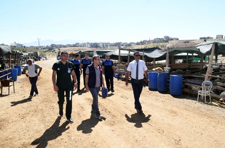 Karabağlar'da kurban satış yerleri denetleniyor