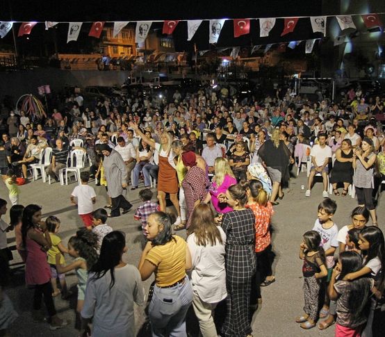 Karşıyaka'da Cumhuriyet Mahallesi’nde şenlik coşkusu