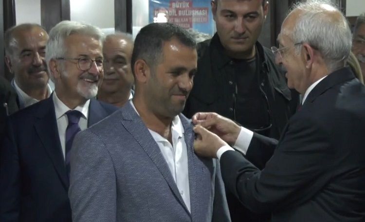 Kılıçdaroğlu, CHP'ye katılan muhtarlara rozet taktı