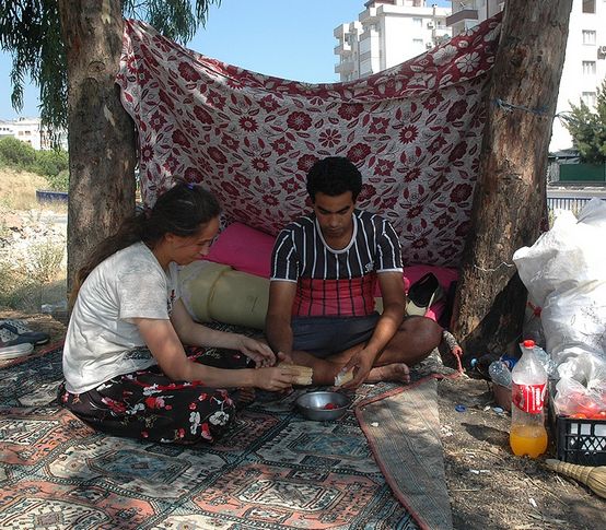 Kirayı ödeyemeyen aile bayram arifesi sokakta kaldı