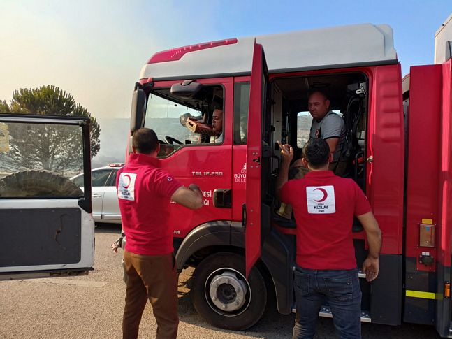 Kızılay İzmir ekipleri yangın bölgesinde