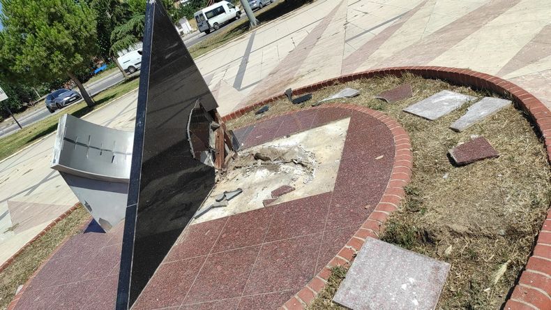 Konak’ın parkları vandalların hedefinde! Üç parka büyük zarar