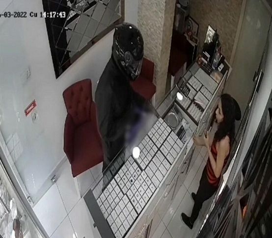 Acemi hırsız önce kameralara sonra polise yakalandı