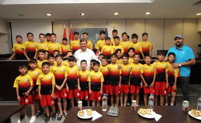 Mardinli çocuklar Başkan Tugay’ı ziyaret etti