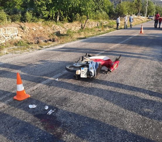Feci kaza: Otomobille çarpışan motosikletli can verdi