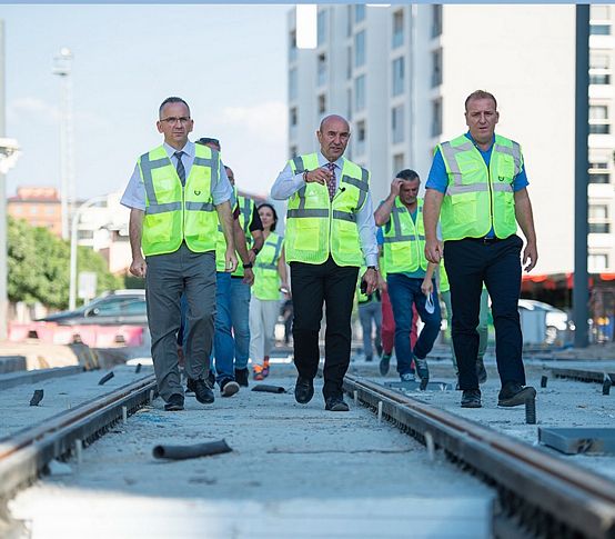 Raylı sistem çalışmalarını inceledi: Başkan Soyer'den bayram mesaisi