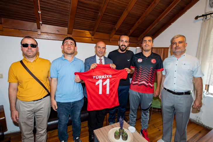 Soyer, görme engelli sporcuları ağırladı