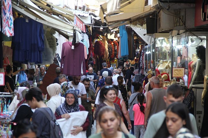 Tarihi Kemeraltı Çarşısı'nda bayram hareketliliği