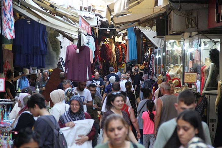 Tarihi Kemeraltı Çarşısı'nda bayram hareketliliği