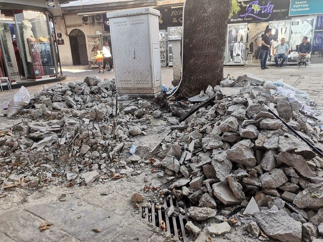 Tarihi Kemeraltı Çarşısı’ndaki 65 yıllık şadırvanı yıktılar