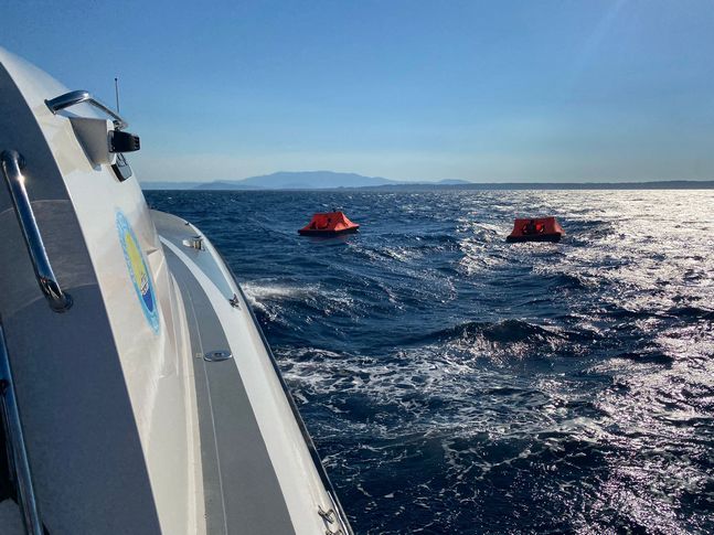 Yunanistan'ın ölüme ittiği 45 göçmeni, Sahil Güvenlik kurtardı