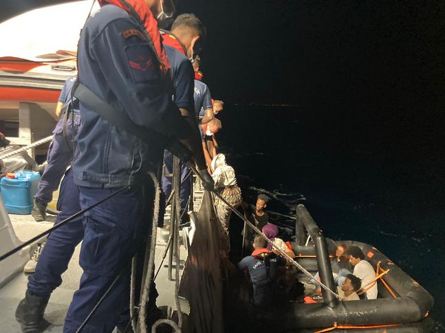 Yunanistan unsurlarınca geri itilen 9 göçmen kurtarıldı
