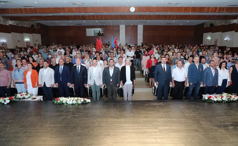AK Parti İzmir'in '2023'ün Önemi' programında mesaj yağmuru