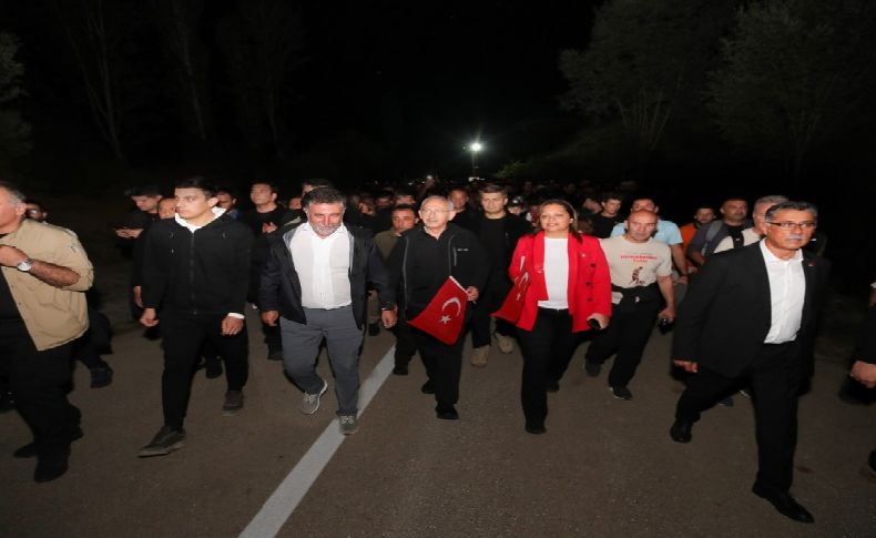Bayraklılı gençlerden Kocatepe’de Atatürk imzası